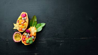 Papaya. Tropikal Meyve Salatası. Üst te. Metin için boş alan.