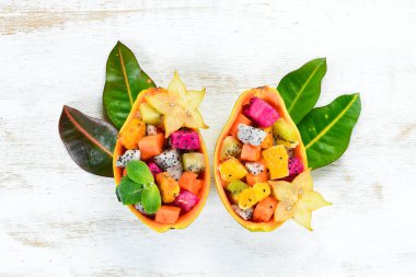 Papaya. Tropikal Meyve Salatası. Üst te. Metin için boş alan.