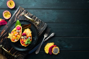 Papaya. Tropikal Meyve Salatası. Üst te. Metin için boş alan.