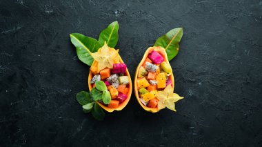 Papaya. Tropikal Meyve Salatası. Üst te. Metin için boş alan.