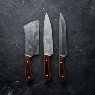 Siyah taş bir masanın üzerinde mutfak eski bıçak. Üst te. Metniniz için boş alan.