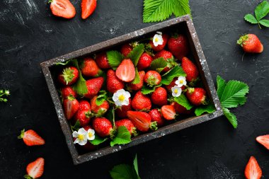 Tahta bir kutuda taze çilek. Çilek Üst görünüm. Metniniz için boş alan.