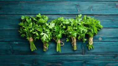 Tahta bir arka plan da taze maydanoz. Üst te. Metniniz için boş alan.