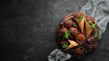 Çikolatalı dondurma. Ahşap arka planda dondurma yapmak. Üst te. Metniniz için boş alan.