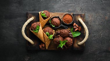 Çikolatalı dondurma. Ahşap arka planda dondurma yapmak. Üst te. Metniniz için boş alan.