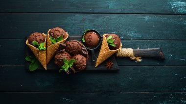 Çikolatalı dondurma. Ahşap arka planda dondurma yapmak. Üst te. Metniniz için boş alan.