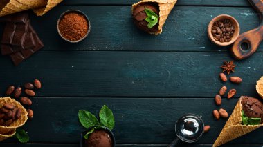 Çikolatalı dondurma. Ahşap arka planda dondurma yapmak. Üst te. Metniniz için boş alan.