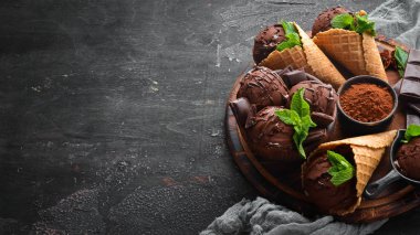 Çikolatalı dondurma. Ahşap arka planda dondurma yapmak. Üst te. Metniniz için boş alan.