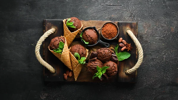 Çikolatalı dondurma. Ahşap arka planda dondurma yapmak. Üst te. Metniniz için boş alan.