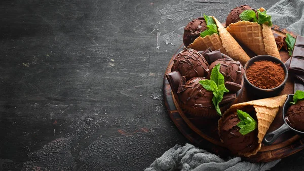 Çikolatalı dondurma. Ahşap arka planda dondurma yapmak. Üst te. Metniniz için boş alan.