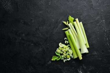 Dilimlenmiş kereviz sapı. Siyah bir arka plan üzerinde. Sağlıklı yiyecekler. Üst te. Metniniz için boş alan.