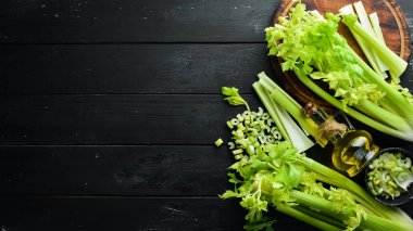 Dilimlenmiş kereviz sapı. Siyah bir arka plan üzerinde. Sağlıklı yiyecekler. Üst te. Metniniz için boş alan.