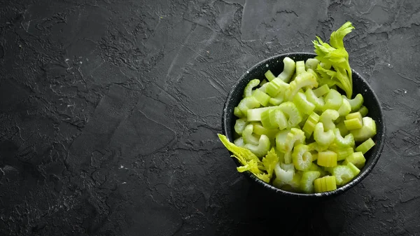 Dilimlenmiş Kereviz Sapı Siyah Bir Arka Plan Üzerinde Sağlıklı Yiyecekler — Stok fotoğraf