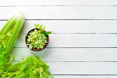 Beyaz bir arka plan Ahşap üzerinde dilimlenmiş kereviz. Sağlıklı yiyecekler. Üst te. Metniniz için boş alan.