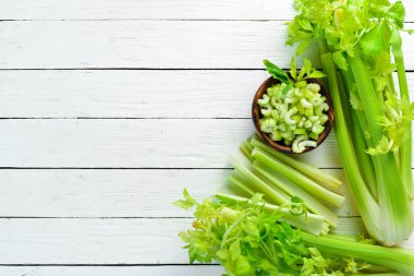 Beyaz bir arka plan Ahşap üzerinde dilimlenmiş kereviz. Sağlıklı yiyecekler. Üst te. Metniniz için boş alan.