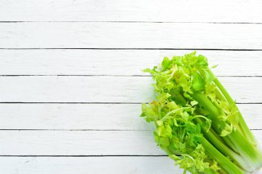 Taze yeşil kereviz. Sağlıklı yiyecekler. Üst te. Metniniz için boş alan.