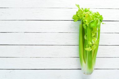 Taze yeşil kereviz. Sağlıklı yiyecekler. Üst te. Metniniz için boş alan.