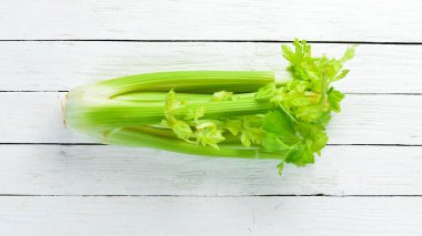 Taze yeşil kereviz. Sağlıklı yiyecekler. Üst te. Metniniz için boş alan.