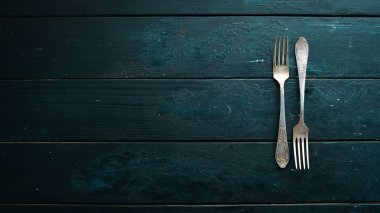 Eski çatal çatal bıçak takımı. Üst te. Metniniz için boş alan.