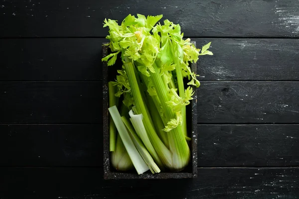 Färsk Grön Selleri Trälåda Hälsosam Mat Översta Vyn Ledigt Utrymme — Stockfoto