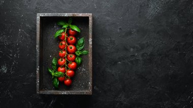 Tahta bir kutuda kiraz domates. Üst te. Metniniz için boş alan.