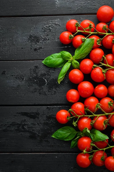 Świeże Pomidory Wiśniowe Czarnym Tle Widok Góry Wolne Miejsce Tekst — Zdjęcie stockowe