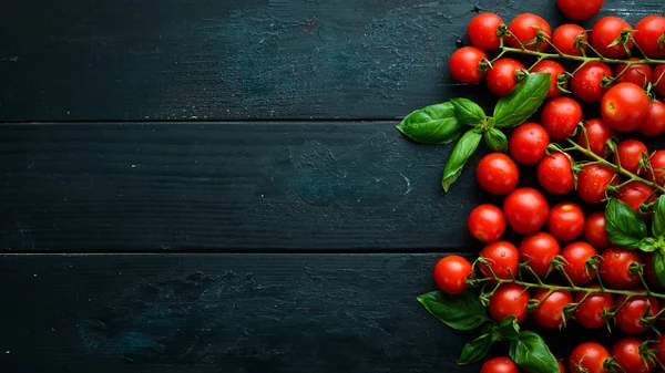 Tomates Cereja Frescos Fundo Preto Vista Superior Espaço Livre Para — Fotografia de Stock