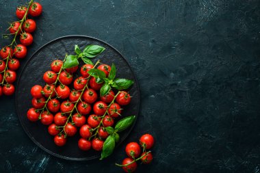 Tabakta kiraz domates ve fesleğen. Üst te. Metniniz için boş alan.