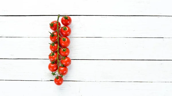 Pomidory Cherry Białym Tle Drewnianym Widok Góry Wolne Miejsce Tekst — Zdjęcie stockowe