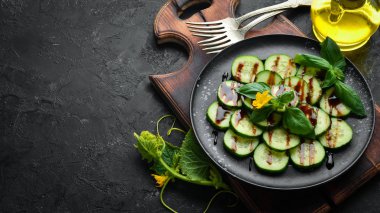 Taze salatalık ve fesleğen salatası. Üst te. Metniniz için boş alan.