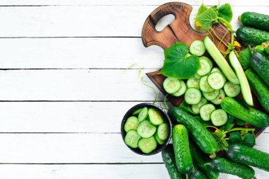 Beyaz ahşap arka planda taze salatalık. Üst te. Metniniz için boş alan.