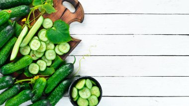 Beyaz ahşap arka planda taze salatalık. Üst te. Metniniz için boş alan.