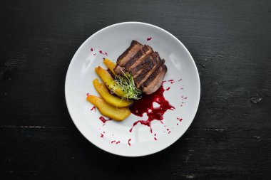 Armutla pişirilen dana eti. Tabakta. Üst te. Metniniz için boş alan.