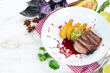 Armutla pişirilen dana eti. Tabakta. Üst te. Metniniz için boş alan.