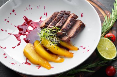 Armutla pişirilen dana eti. Tabakta. Üst te. Metniniz için boş alan.