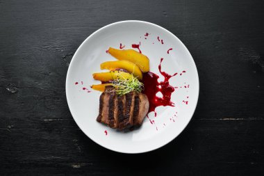 Armutla pişirilen dana eti. Tabakta. Üst te. Metniniz için boş alan.