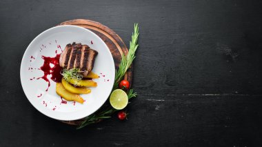 Armutla pişirilen dana eti. Tabakta. Üst te. Metniniz için boş alan.