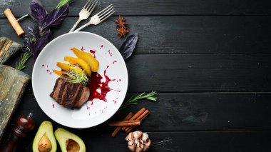 Armutla pişirilen dana eti. Tabakta. Üst te. Metniniz için boş alan.