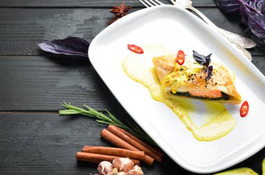 Hamurda ıspanaklı somon balığı. Tabakta. Üst te. Metniniz için boş alan.