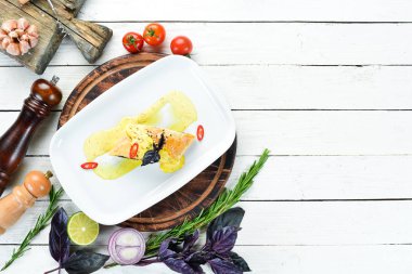 Hamurda ıspanaklı somon balığı. Tabakta. Üst te. Metniniz için boş alan.