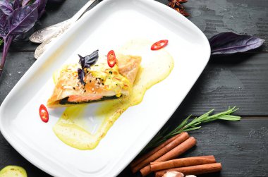 Hamurda ıspanaklı somon balığı. Tabakta. Üst te. Metniniz için boş alan.