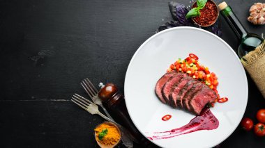 Sebzeli dana eti. Tabakta. Üst te. Metniniz için boş alan.