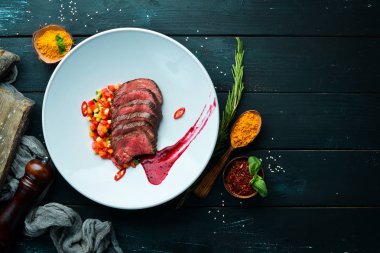 Sebzeli dana eti. Tabakta. Üst te. Metniniz için boş alan.