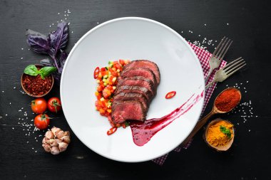 Sebzeli dana eti. Tabakta. Üst te. Metniniz için boş alan.