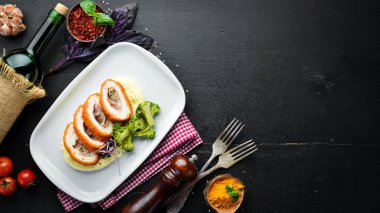 Patatesli Tavuk Pirzonu. Kiev'deki pirlet. Tabakta. Ahşap bir arka plan üzerinde. Üst te. Metniniz için boş alan.