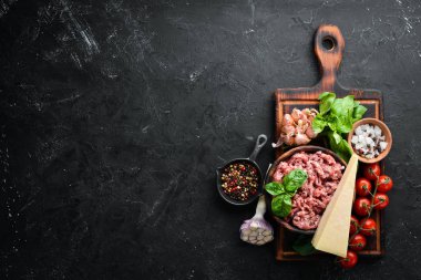 Pişirme sosu Bolognese için Malzemeler. Siyah bir arka plan üzerinde. Üst te. Metniniz için boş alan.