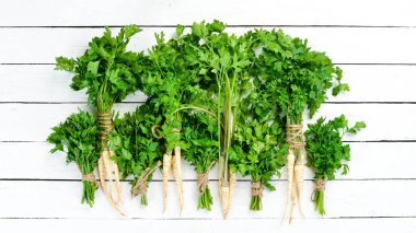 Beyaz ahşap arka plan üzerinde maydanoz kökü. Üst te. Metniniz için boş alan.