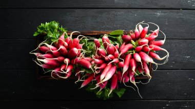 Tahta bir masada taze turp. Taze sebzeler. Üst te. Metin için boş alan.