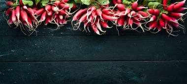 Tahta bir masada taze turp. Taze sebzeler. Üst te. Metin için boş alan.