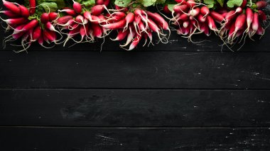 Tahta bir masada taze turp. Taze sebzeler. Üst te. Metin için boş alan.